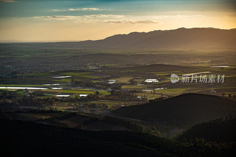 Cape wineland日落时的风景